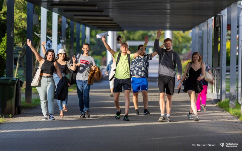 Studenci Letniej Szkoły Politechniki Białostockiej podczas gry terenowej