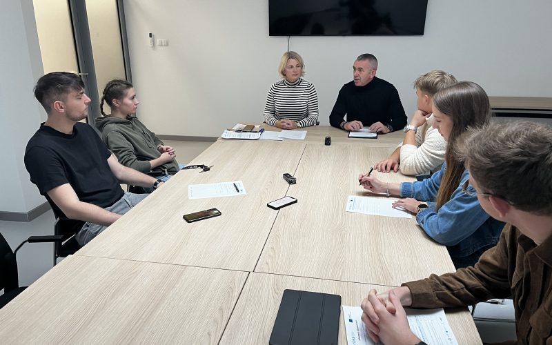 Dr inż. Romuald Ziółkowski i dr hab. inż. Joanna Mystkowska, prof. PB, moderują rozmowę z uczestnikami badania fokusowego projektu ACROSS