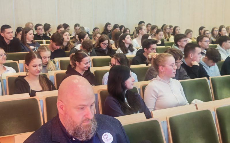 Studenci i pracownicy Politechniki Białostockiej siedzący w auli podczas szkolenia