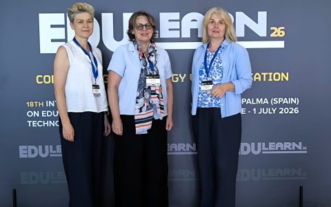 Uczestniczki z Politechniki Białostockiej pozują do zdjęcia na tle plakatu konferencji EDULEARN2026