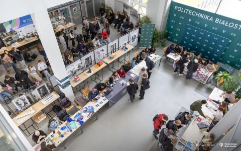 hol CNK wypełniony uczestnikami Across Students Fair