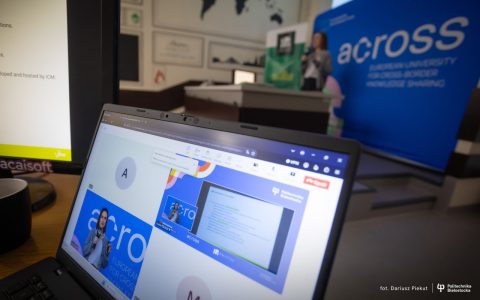 ekran z transmisją online seminarium hybrydowego