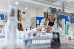 Studenci biotechnologii w laboratoriach uczelnianych