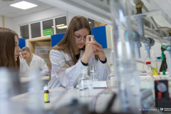 Studenci biotechnologii w laboratoriach uczelnianych