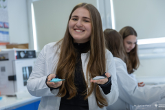 Studenci biotechnologii w laboratoriach uczelnianych