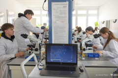 Studenci biotechnologii w laboratoriach uczelnianych