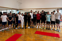 Grupowe zdjęcie uczestników zajęć ruchowych w sali treningowej