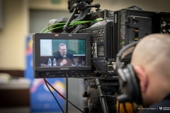 Prof. Krzysztof Kurzydłowski w obiektywie kamery podczas debaty w ramach Tygodnia Otwartości w Nauce – fot. Dariusz Piekut / PB
