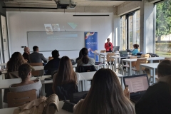 Grażyna Jakimiuk prezentuje studentom Uniwersytetu w Banja Luce ofertę Politechniki Białostockiej – fot. Dorota Gawryluk / PB