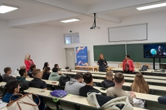 Prof. Kristina Pantelić Babić  przedstawia Grażynę Jakimiuk z Politechniki Białostockiej studentom Uniwersytetu w Banja Luce – fot. Dorota Gawryluk / PB