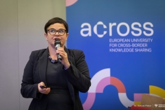 Grażyna Jakimiuk prezentuje program ACROSS studentom Politechniki Białostockiej. Fot. Dariusz Piekut/PB.