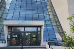 Główne wejście do nowoczesnej biblioteki Uniwersytetu w Perpignan