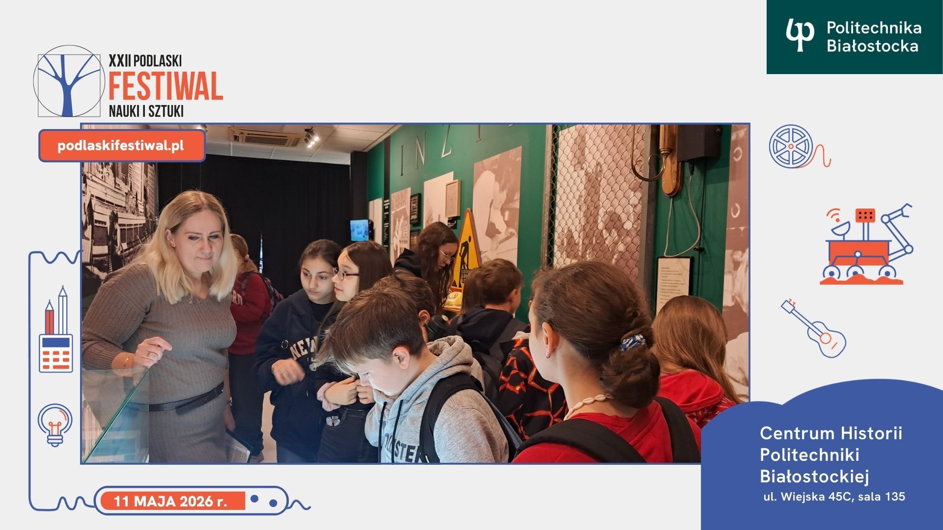 Grupa zwiedzających w muzeum PB