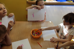 Children write the Chinese character with coloured pencils, photo: E. Śleszyńska