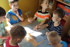 Children practice writing the Chinese character they have learned using calligraphy brushes, photo: E. Śleszyńska
