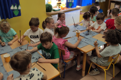 Children practice writing the Chinese character they have learned using calligraphy brushes, photo: E. Śleszyńska