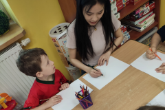 Children write the Chinese character with coloured pencils, photo: E. Śleszyńska