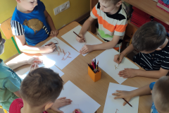 Children write the Chinese character with coloured pencils, photo: E. Śleszyńska
