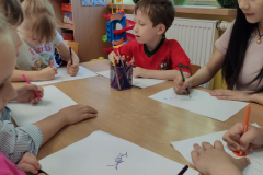 Children write the Chinese character with coloured pencils, photo: E. Śleszyńska