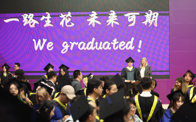 Ceremonia rozdania dyplomów absolwentom Międzynarodowej Szkoły Inżynierskiej przy Uniwersytecie Tianjin Chengjian.