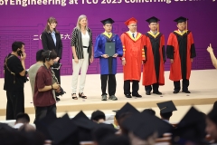 Prezydent Uniwersytetu Tianjin Chengjian - prof. Wang Zhongliang oraz Prodziekan Międzynarodowej Szkoły Inżynierskiej - dr inż. Beata Backiel-Brzozowska wręczają dyplom ukończenia studiów jednemu z tegorocznych absolwentów ISE, fot. Uniwersytet Tianjin Chengjian