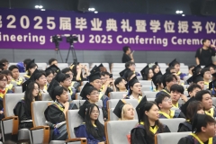 Absolwenci ISE podczas ceremonii rozdania dyplomów ukończenia studiów, fot. Uniwersytet Tianjin Chengjian