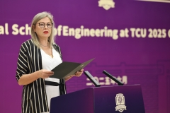  Prodziekan Międzynarodowej Szkoły Inżynierskiej - dr inż. Beata Backiel-Brzozowska - podczas ceremonii rozdania dyplomów ukończenia studiów, fot. Uniwersytet Tianjin Chengjian
