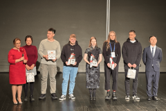 Dyrekcja Instytutu Konfucjusza Uniwersytetu Gdańskiego - prof. dr hab. Aneta Lewińska i dr Guan Yu, prof. nadzw. wraz z zwycięzcami quizu dotyczącego zwyczajów Chińskiego Nowego Roku, fot. H. Zuo
