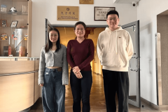 Lektorzy Klasy Konfucjańskiej PB, Hongyue Zuo, Ning Yu i Kaining Yang, w siedzibie Instytutu Konfucjusza Uniwersytetu Gdańskiego, for. archiwum prywatne N. Yu
