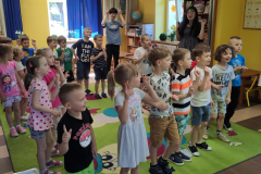 Dzieci tańcząc śpiewają piosenkę o dwóch tygryskach, fot. archiwum prywatne E. Śleszyńska