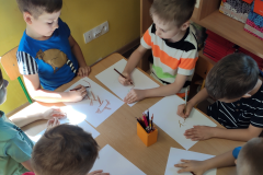 Dzieci piszą chiński znak kredkami, fot. archiwum prywatne E. Śleszyńska
