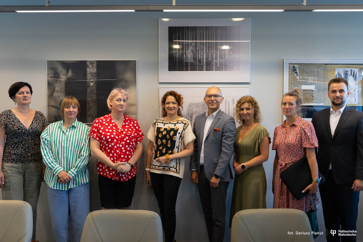 Wizyta przedstawicieli firmy Microsoft. Od lewej: Agnieszka Dardzińska-Głębocka, Barbara Michalska, Jaye Richards-Hill, Marta Kosior-Kazberuk, Marcin Rodzianko, Magdalena Wasilewska, Małgorzata Leśnik-Król, Kacper Zubrzycki. fot. Dariusz Piekut/PB