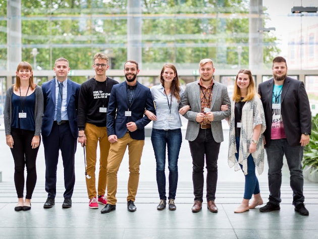 Międzynarodowa grupa studentów pozuje do zdjęcia
