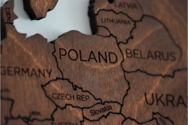 Drewniane puzzle przedstawiające kraje europejskie, Polskę i kraje ościenne.