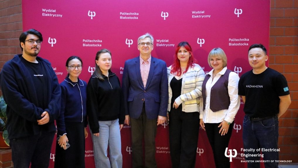 Zagraniczni studenci na warsztatach na Wydziale Elektrycznym