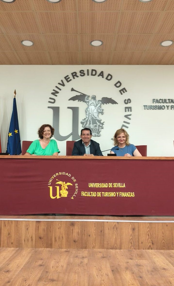 Dr Anna Kononiuk i dr Justyna Kozłowska w trakcie spotkania z prof. Antonio de la Torre Gallegos; archiwum prywatne