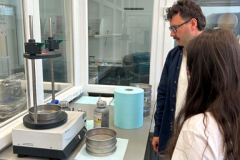 Dr-inz.-Branko-Stefanovic-i-mgr-inz.-Anna-Falkowska-podczas-wizyty-w-laboratoriach-Wydzialu-Mechanicznego-TUKE-Archiwum-prywatne