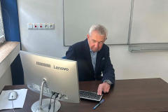 Prof.-dr-hab.-O.-Jewtuszenko-podczas-prowadzenia-zajec-ze-studentami-Wydzialu-Mechanicznego-TUKE-Arch.-pryw