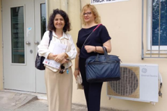 Dr-Barbara-Myloni-i-dr-Anna-Kononiuk-przed-budynkiem-Wydzialu-Zarzadzania-fot.-Ewa-Czech