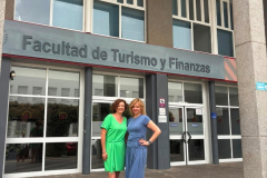 Dr Anna Kononiuk i dr Justyna Kozłowska przed budynkiem Facultad de Turismo y Finanzas Universidad de Sevilla; Archiwum prywatne