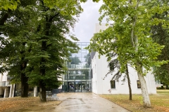 Zielony-teren-kampusu-w-tle-budynek-Faculty-of-Forestry-i-Faculty-of-Architecture-Civil-Engineering-and-Geodesy-arch.pryw_