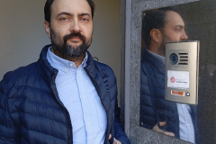 Dr-Andrzej-Magruk-przed-wejsciem-do-budynku-Universitat-Autonoma-de-Barcelona-–-Escola-Universitaria-Salesiana-de-Sarria-EUSS-fot.-Jordi-Cruz-Sanchez