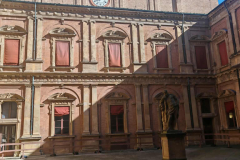 Dziedziniec-Uniwersytetu-Bolonskiego