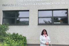 Dr-inz.-Joanna-Godlewska-przed-budynkiem-Wydzialu-Nauk-Spolecznych-i-Ekonomicznych-Comenius-University-Bratislava-archiwum-wlasne