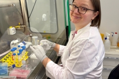 M.-Lepicka-w-trakcie-przygotowywania-probek-arch.-pryw.-M.-Lepickiej