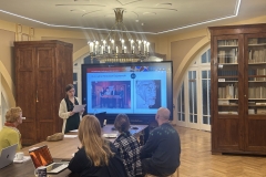 Elzbieta-Kudlowska-prezentuje-historie-PB-i-AUiCH_foto-Kamila-Koroniecka-sala-konferencyjna-pracownikow-w-muzeum-w-katedrze_na-zdjeciu-pracownicy-muzeum-3