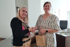 Kamila-Koroniecka-i-Dyrektor-muzeum-Pani-Mariann-Raisma_foto-Elzbieta-Kudlowska-w-gabinecie-dyrektor-w-muzeum-w-katedrze