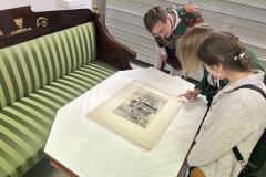 Ken-Ird-Ingrid-Sahk-oraz-Elzbieta-Kudlowska_foto-Kamila-Koroniecka-magazyn-Muzeum-Uniwersytetu-w-Tartu