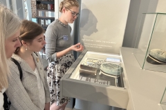 kAMILA-kORONIECKA-Elzbieta-Kudlowska-i-Lembi-Anepaio-Hytonen_foto-Kamila-Koroniecka-University-of-Tartu-Museum-muzeum-w-katedrze