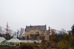 Budynek Fińskiego Muzeum Historii Naturalnej LUOMUS Uniwersytetu Helsińskiego oraz fragment Ogrodu Botanicznego, autor fot. E. Bagińska